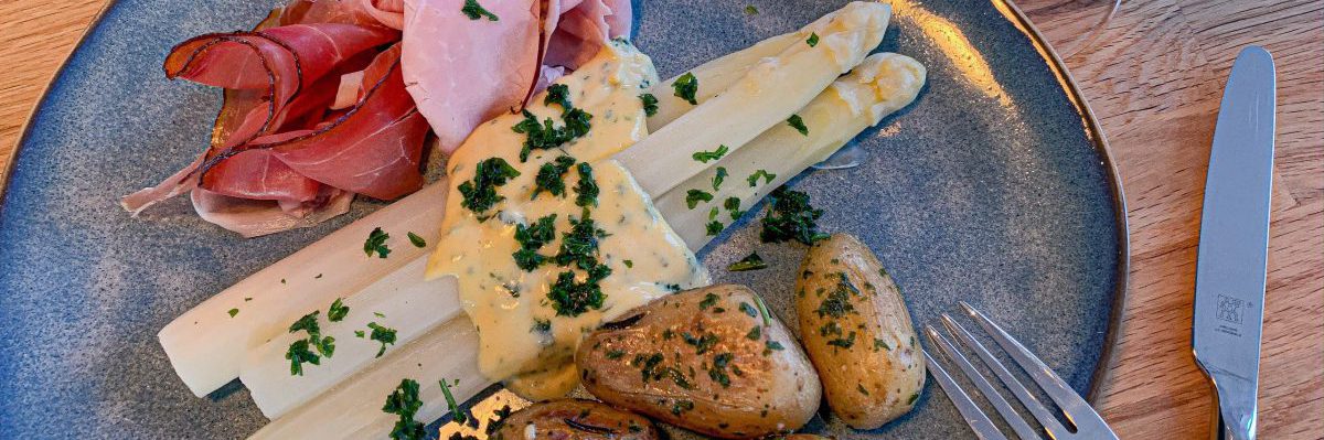 Spargel mit „schneller“ Sauce Béarnaise und Schinken – cookingeek