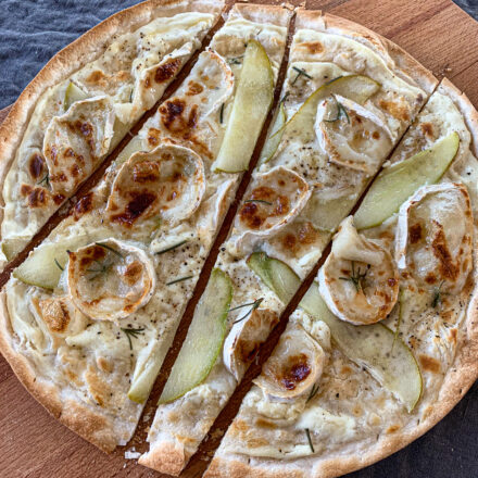 Flammkuchen mit Ziegenkäse, Birne, Rosmarin und Honig