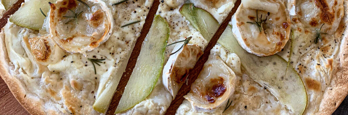 Flammkuchen mit Ziegenkäse, Birne, Rosmarin und Honig – cookingeek